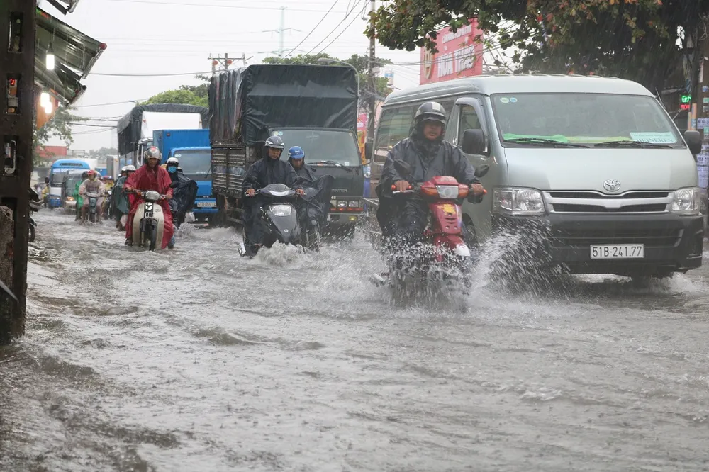 Nhọc nhằn di chuyển trong mưa chiều 7-11 ảnh 8 Nhọc nhằn di chuyển trong mưa chiều 7-11 ảnh 8